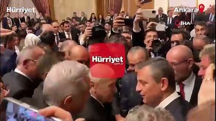 Télécharger la video: Bahçeli ve Özel, TBMM resepsiyonunda ayaküstü sohbet etti