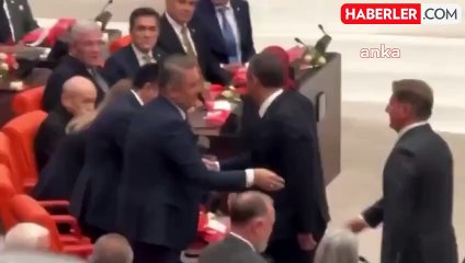 DEM Partililerle tokalaşan Bahçeli: Barışı sağlamak lazım