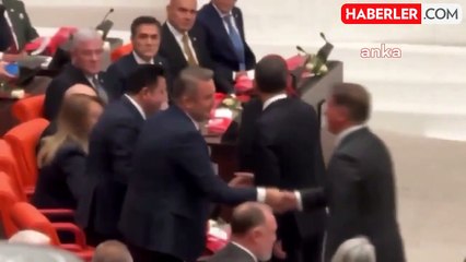 DEM Partililerle tokalaşan Bahçeli: Barışı sağlamak lazım