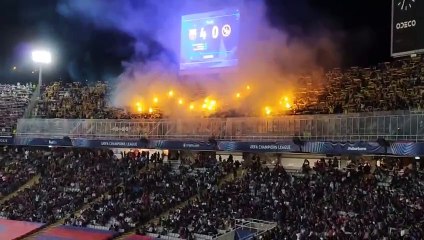 Arsenal de bengalas en Montjuïc: la afición del Young Boys la lía con los fuegos artificiales