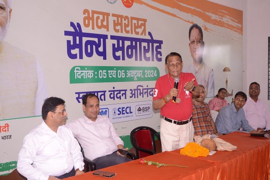 Raipur : सुरेंद्र दुबे की कविता सुनकर खुद को रोक नहीं पाए जवान, खूब लगाए ठहाके