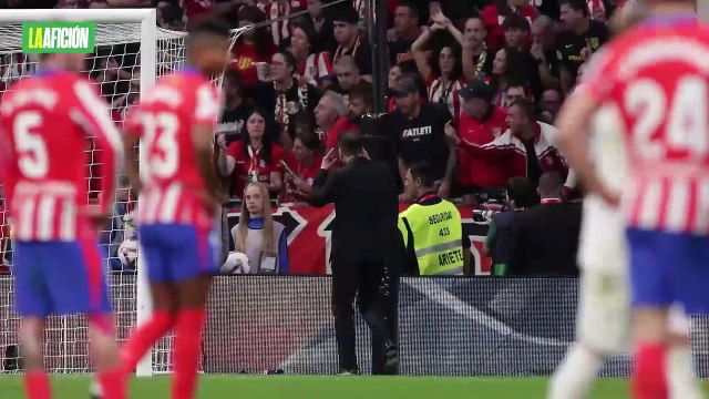 Diego Simeone acusa a Thibaut Courtois de provocar a los aficionados y Carlo Ancelotti responde