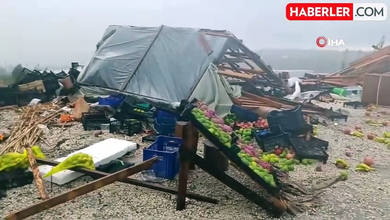 Fırtına ve Dolu, Manavgat'taki Pazarcı Tezgahlarını Yerle Bir Etti