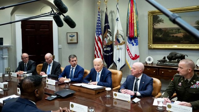 Israel dice que Irán pagará el precio de su ataque; iraníes festejan