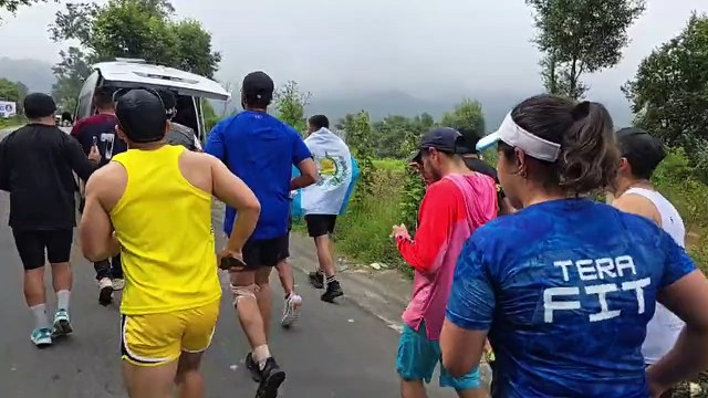 Shin Fujiyama corre bajo la lluvia y es recibido como héroe en Guatemala