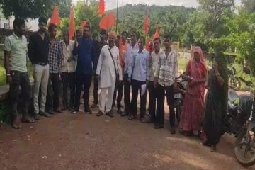 Protest : अवैध शराब की बिक्री के विरोध में शाहाबाद में जुटी आदिवासी महिलाएं