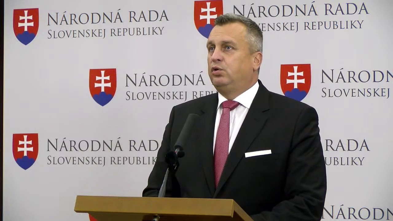 ZÁZNAM: A. Danko: Názov klubu SNS sa meniť nebude, cítim od R. Huliaka zradu