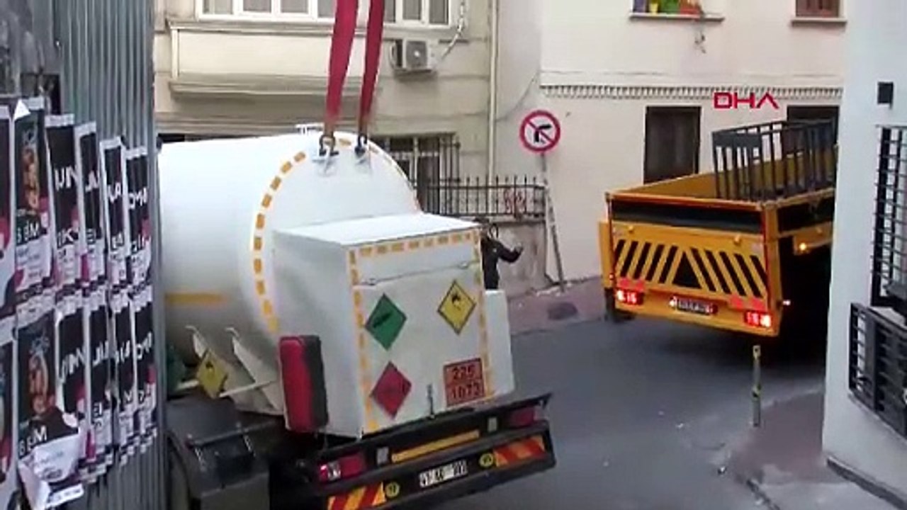 İstanbul- Beyoğlu'nda virajı alamayan TIR yolu kapattı