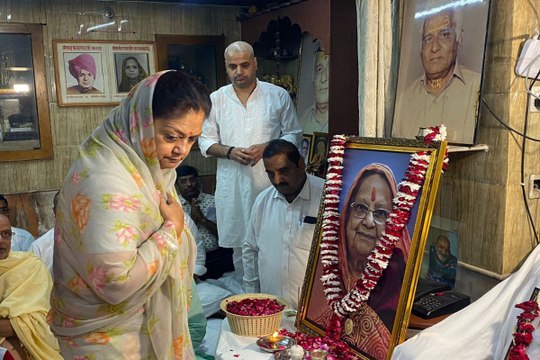Jodhpur News: जोधपुर में 'जीजी' को याद कर भावुक हुईं वसुंधराराजे, परिजनों से कहा- प्लीज रोना मत, देखें VIDEO