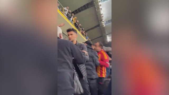 Se enzarzan en una pelea entre el palco y la grada y el final es estremecedor con un cristal de por medio