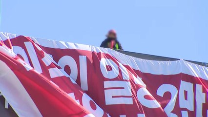 건설 노동자 2명, 30m 높이 광고탑 올라 농성 / YTN