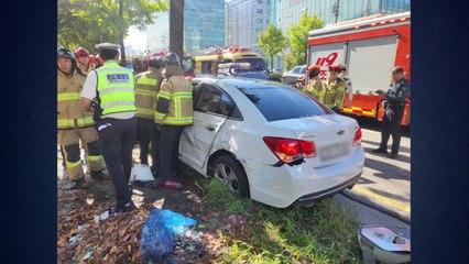 신호위반 하다 차량·가로수 잇따라 충돌...3명 부상 / YTN