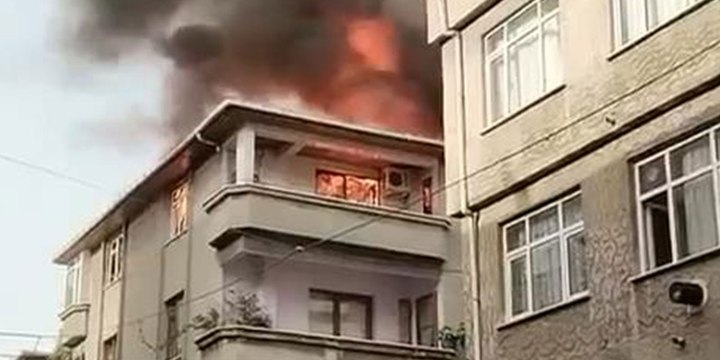 Esenler bir apartmanın çatı katında yangın çıktı