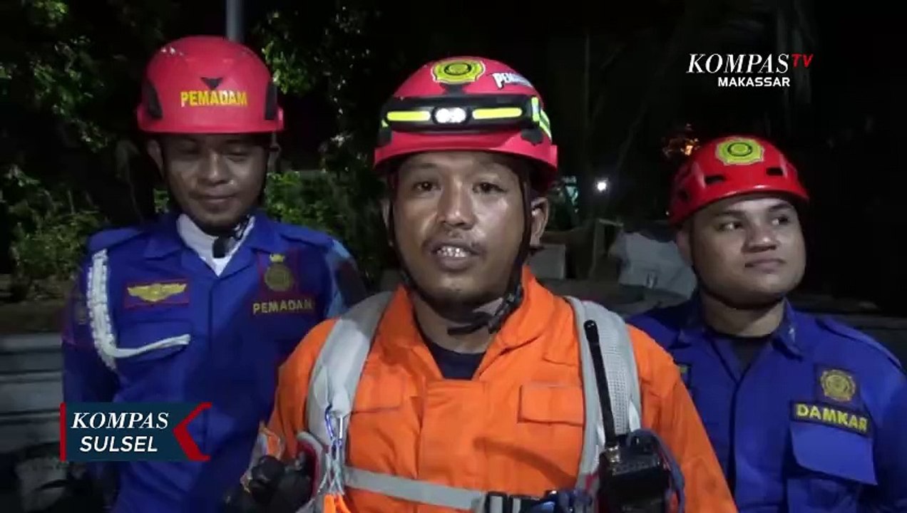 Tim Damkar Evakuasi Dua Ekor Kucing Terjebak Di Sumur