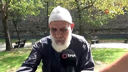 Keçiboynuzu ile hayvanlarını besliyor