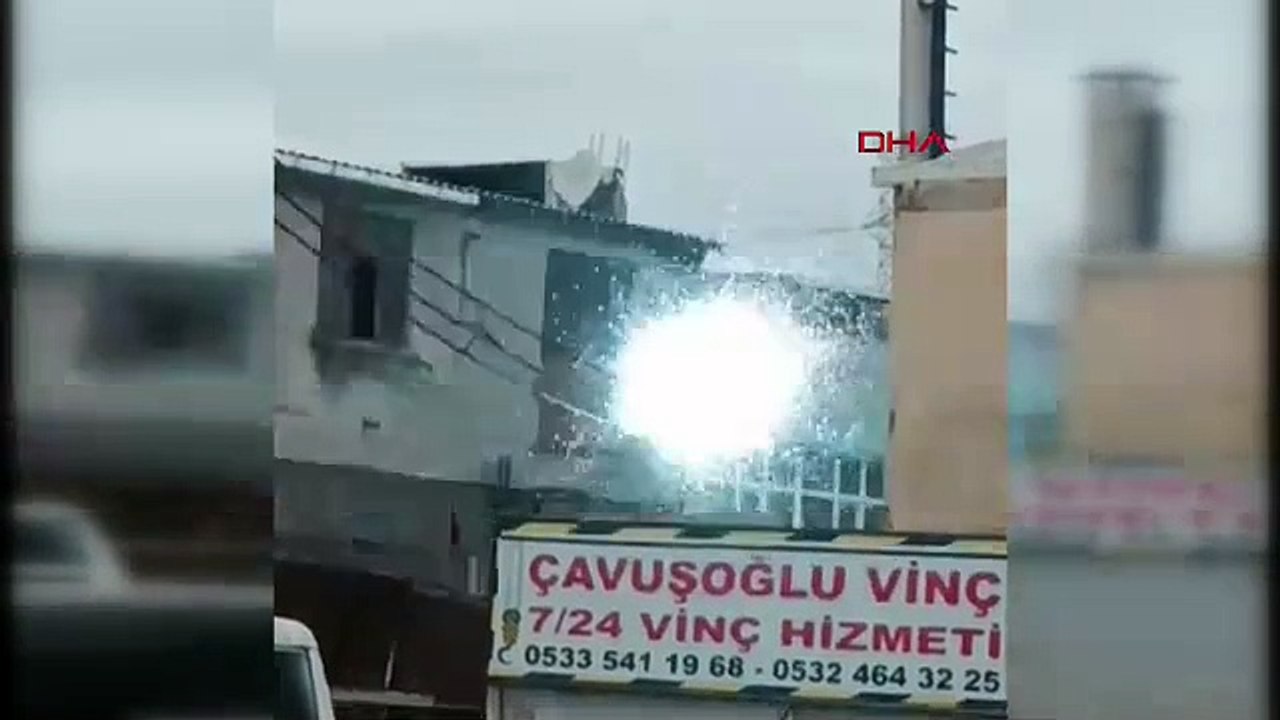 İstanbul- Sultangazi'de kısa devre yapan elektrik kabloları patlayarak yandı