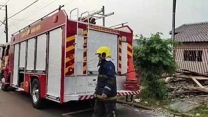 Télécharger la video: Ladrões furtam fiação e casa em construção é incendiada no Riviera