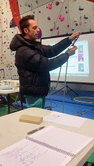 Mousquetonnage-en-tête-pouce-à-gauche