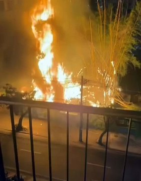 Incêndio de grandes proporções assusta moradores em Jacarepaguá