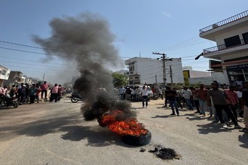 Watch Video : गड्ढों में सड़क :  यहां टूटा जनता का सब्र, रास्ता रोक जलाए टायर, दिया अल्टीमेटम