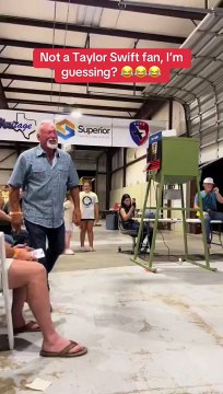 Spende 4000 dollari per la chitarra di Taylor Swift e la distrugge a martellate