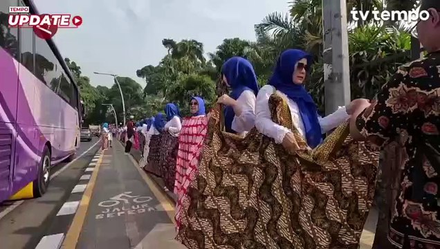 Hari Batik, Warga Bogor Pecahkan Rekor Bentangkan Kain Batik Sepanjang 4,1 Kilometer