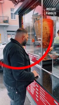 Cet homme achète un sandwich au Kebab puis réalise un geste précieux pour un homme sans-abri