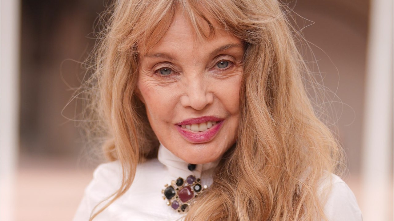 GALA VIDEO - Arielle Dombasle fidèle sociétaire des Grosses Têtes, pourquoi elle aime l’émission de Laurent Ruquier : "C’est ma psychanalyse"