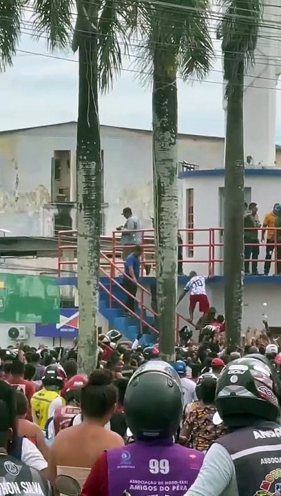 Candidato a prefeito é preso pela PF após jogar dinheiro em praça pública no Amazonas