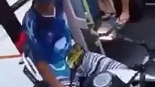 Brasileiro cortando de giro no onibus