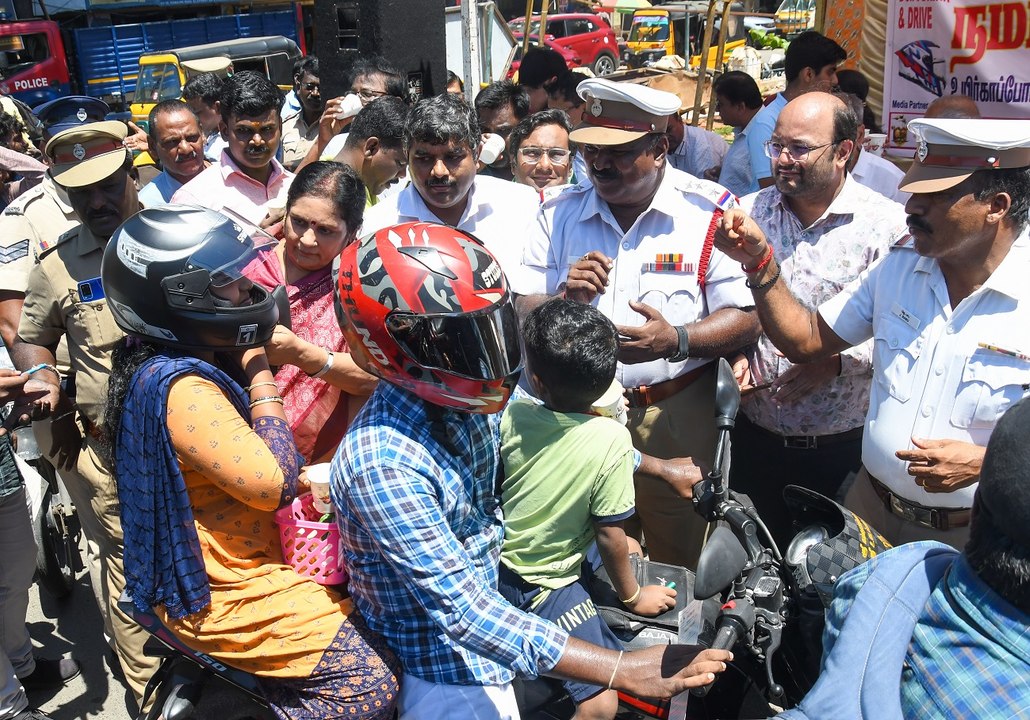 वाहन चालकों को बताया हेलमेट का महत्व