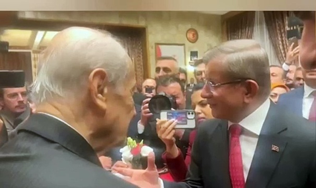 Bahçeli, Davutoğlu’na övgüler dizdi: Türkiye’nin birikiminize ihtiyacı var