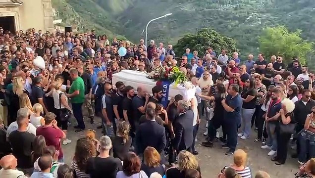 Folla commossa a S. Marco d'Alunzio per i funerali di Gabriele Di Simone, il 29enne morto nell'incidente ad Alcara Li Fusi