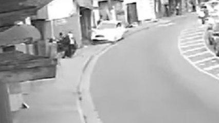 Vídeo mostra carro atropelando cinco pessoas em ponto de ônibus