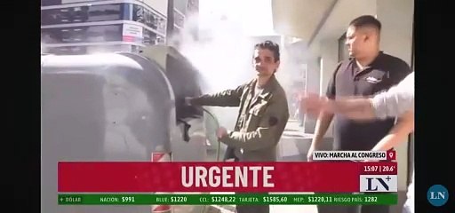 Télécharger la video: La Nación filmó el momento exacto donde un infiltrado prendió fuego un contenedor