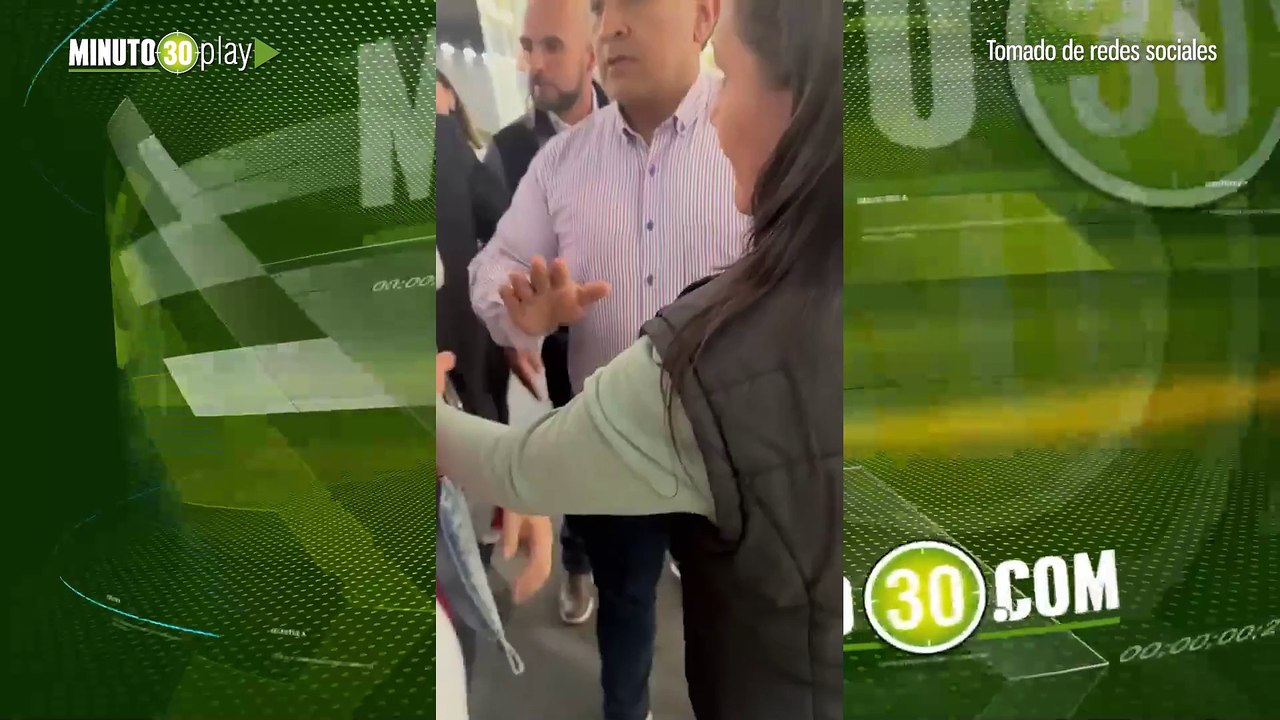 Manifestantes casi agreden a superintendente por circular de posible cambio de sexo de menores de edad