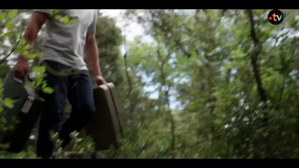 Un Si Grand Soleil : Il fait tomber le tee-shirt...