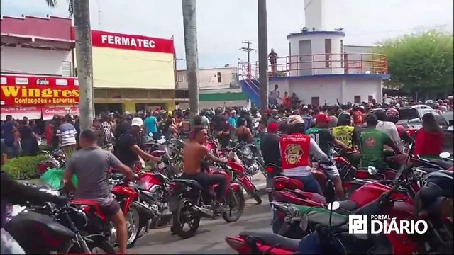 Candidato faz chover dinheiro em praça pública e é preso pela Polícia Federal