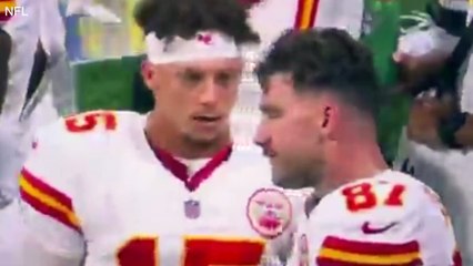 Travis Kelce mirando a la distancia desde la banca de los Chiefs mientras Taylor Swift se perdió el juego