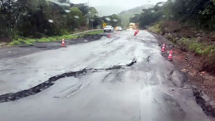 Video herunterladen: Rodovia é interditada após chuvas abrirem rachadura na SC-114 em São Joaquim