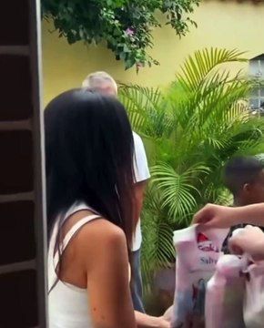 Anitta distribui doces de São Cosme e Damião em Honório Gurgel