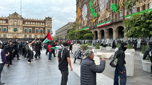 Encapuchados se enfrentan con policías en marcha conmemorativa del 2 de Octubre