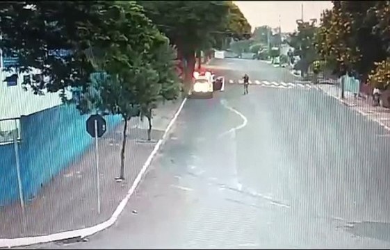 Jovem perde a vida em frente à escola durante confronto entre adolescentes e PM