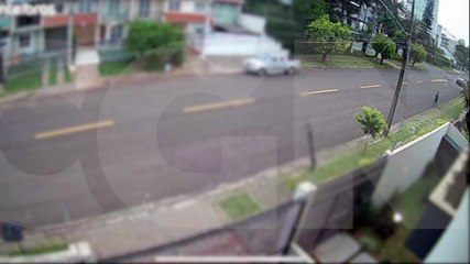 Câmera flagra colisão entre Palio e HR-V seguida de capotamento