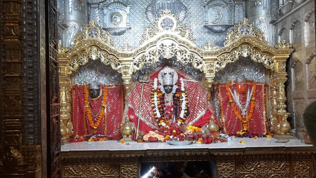 shardiya navratri : पालकी पर सवार होकर आईं माता, जल ढारन को लगी कतार - देखें वीडियो