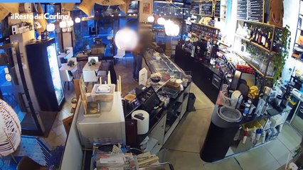 Ruba nel bar coi proprietari dentro: il video
