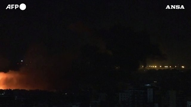 Libano, colonna di fumo si alza nel sud di Beirut dopo l'attacco dell'Idf