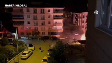 Kablolarının neden olduğu yangında rögar kapağı fırladı