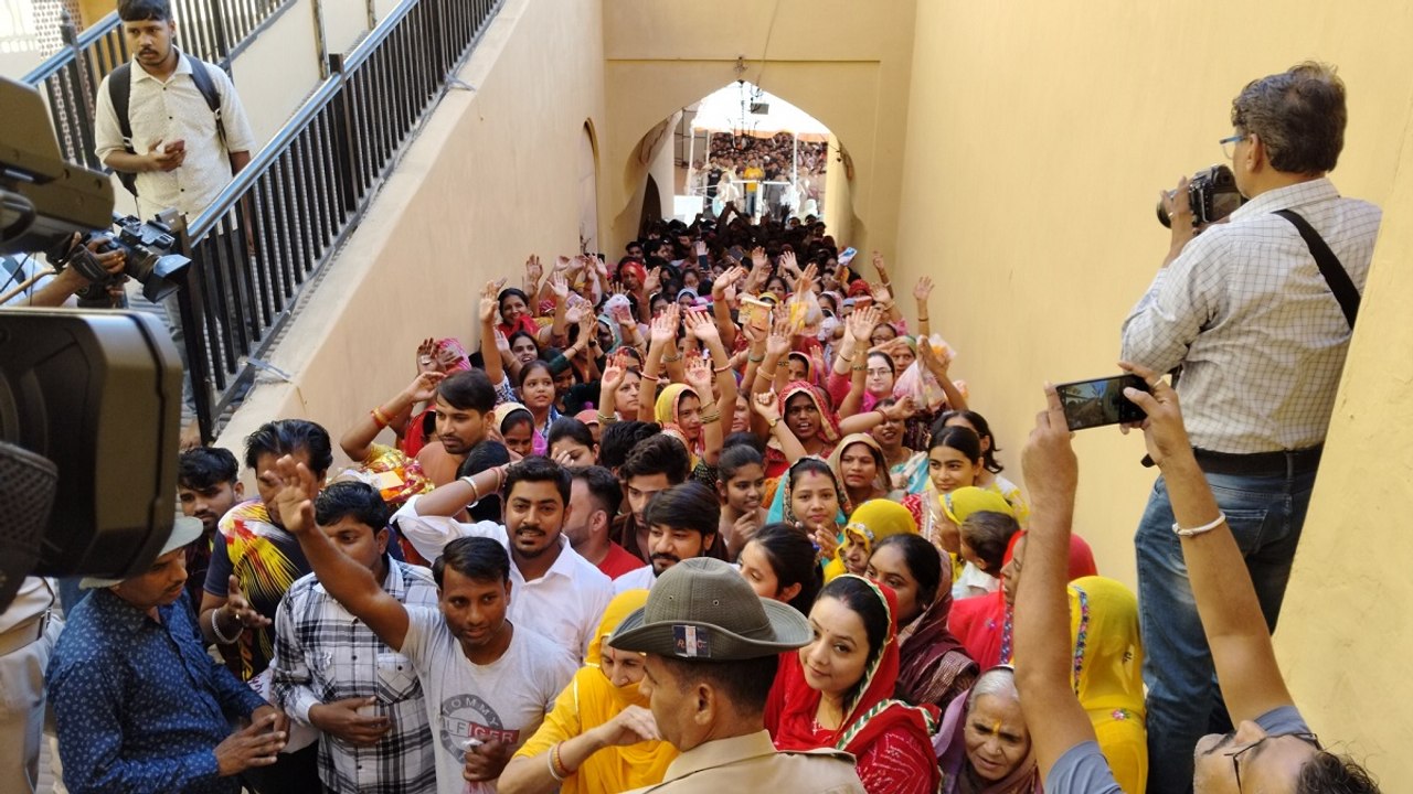 Shardiya Navratri 2024: 'आ मां आ तुझे दिल ने पुकारा...' शिला माता मंदिर में उमड़ा श्रद्धा का सैलाब, देखें​ वीडियोShardiya Navratri 2024: 'आ मां आ तुझे दिल ने पुकारा...' शिला माता मंदिर में उमड़ा श्रद्धा का सैलाब, देखें​ वीडियो