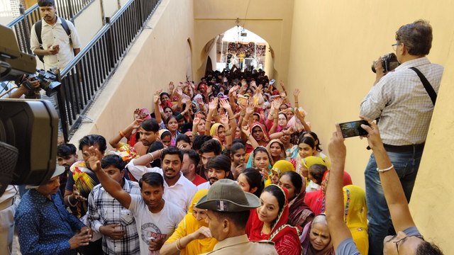 Shardiya Navratri 2024: 'आ मां आ तुझे दिल ने पुकारा...' शिला माता मंदिर में उमड़ा श्रद्धा का सैलाब, देखें​ वीडियोShardiya Navratri 2024: 'आ मां आ तुझे दिल ने पुकारा...' शिला माता मंदिर में उमड़ा श्रद्धा का सैलाब, देखें​ वीडियो